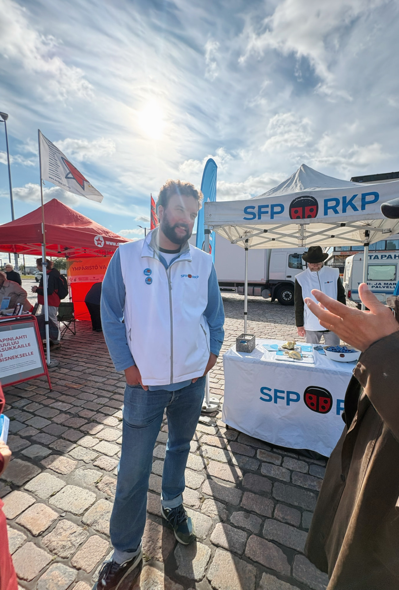 Alexander Lång samtalar med människor vid SFP/RKP:s kampanjtält i Helsingfors